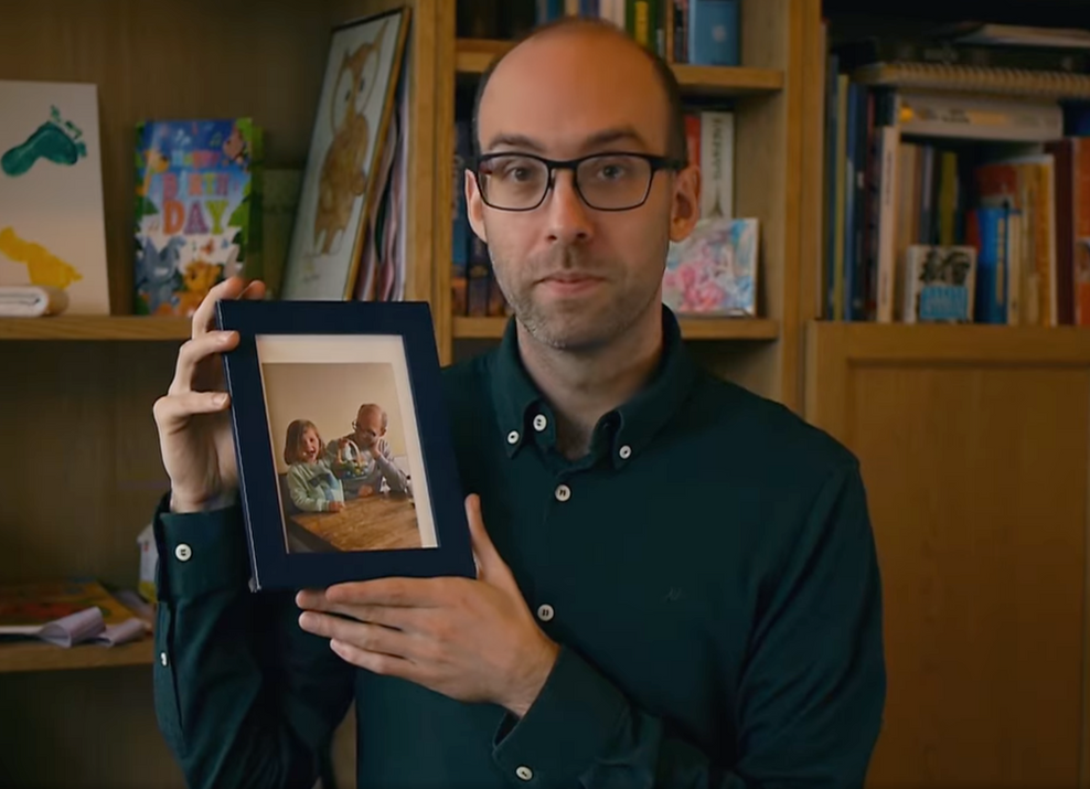 Tessa's Vater, Evert Hooijkamp, mit einem Foto von ihm und seiner Tochter.