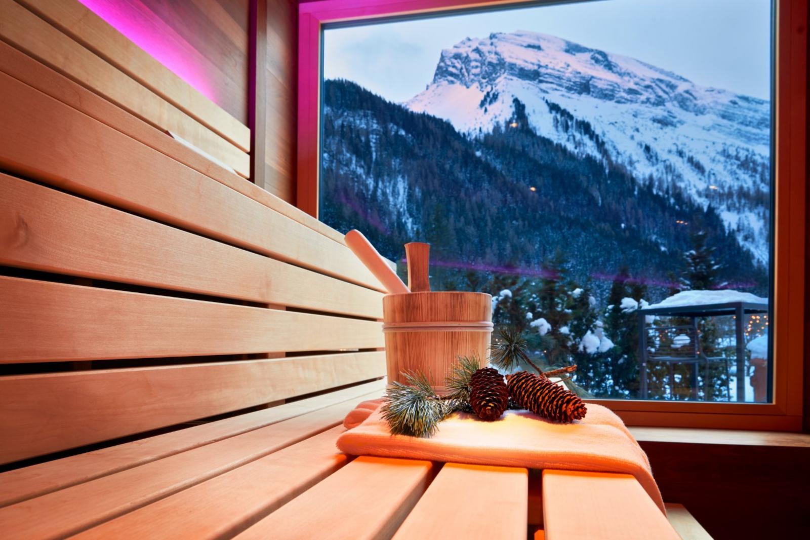 Saunieren mit Blick auf die verschneiten Berge – Genuss und Immunsystem-Booster zugleich.