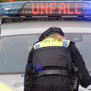 BMW-Fahrer erfasst beim Abbiegen 16-Jährige – Teenie schwer verletzt