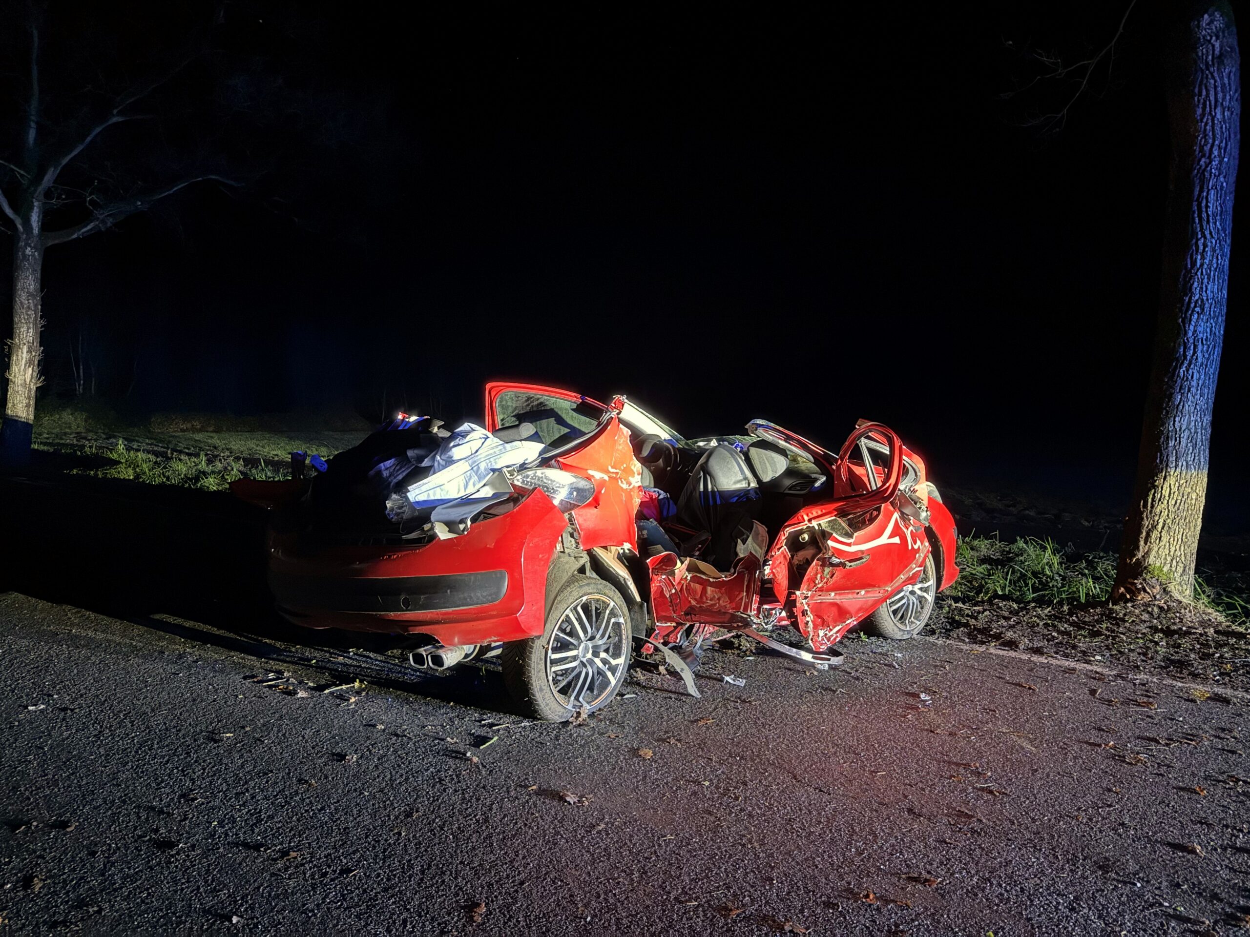 Der zerstörte Peugeot nach dem tödlichen Unfall in Westerstede.