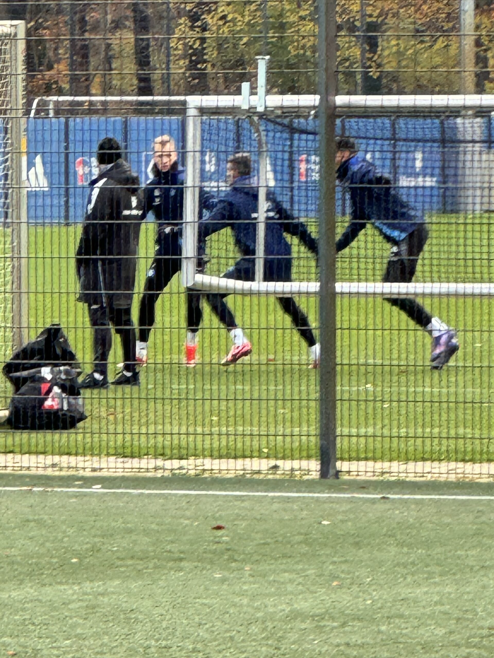 Sebastian Schonlau, Jonas Meffert und Davie Selke auf dem Trainingsplatz. Coach Steffen Baumgart schaut zu.