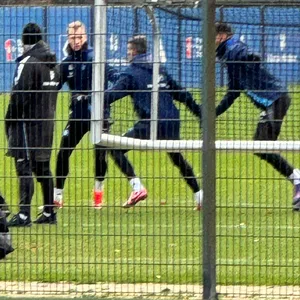 Sebastian Schonlau, Jonas Meffert und Davie Selke auf dem Trainingsplatz. Coach Steffen Baumgart schaut zu.