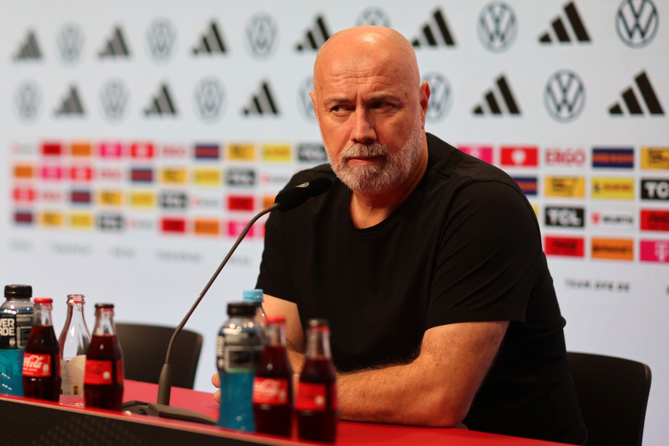 Bosniens Nationaltrainer Sergej Barbarez bei der Pressekonferenz