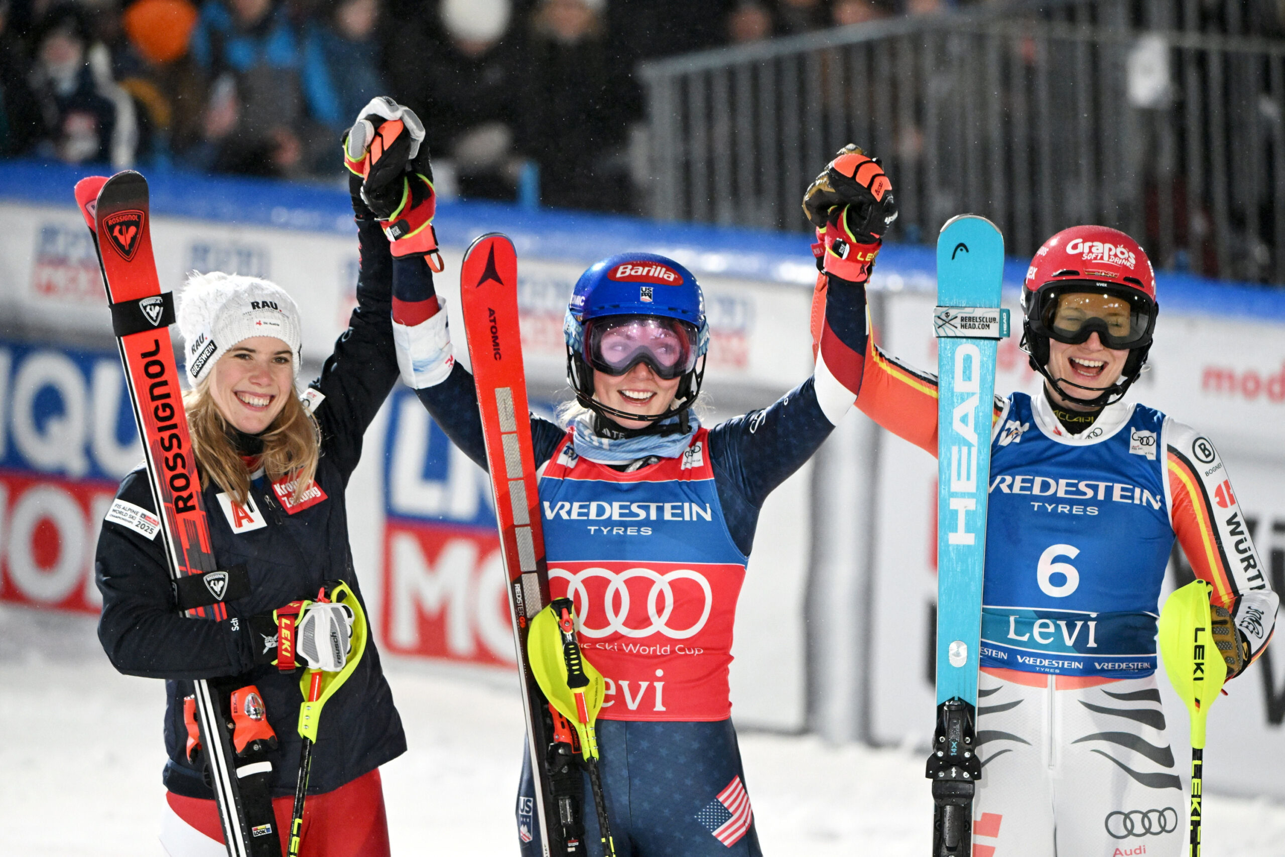 Lena Dürr feiert nach dem Slalom in Levi