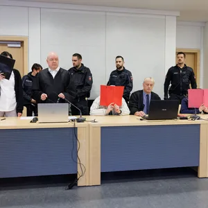 Die Angeklagten in einem Saal vom Landgericht Osnabrück