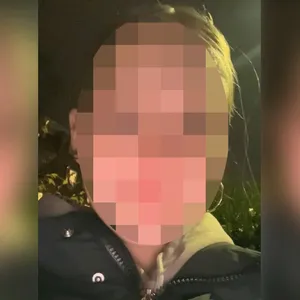 Eine junges Mädchen mit verpixeltem Gesicht