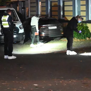 Mordkommission der Polizei sichert Spuren vor Ort