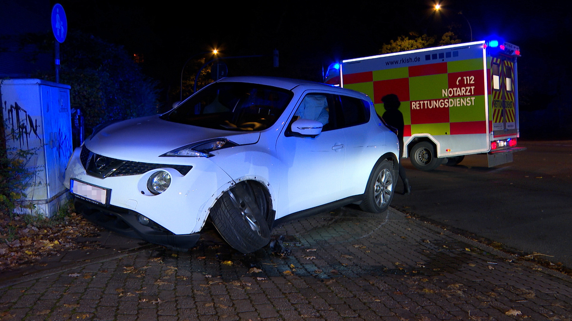 Der stark beschädigte Kleinwagen auf der Thesdorfer Straße in Pinneberg bei Hamburg.