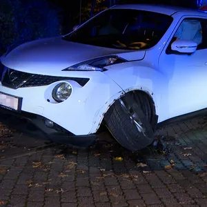 Der stark beschädigte Kleinwagen auf der Thesdorfer Straße in Pinneberg bei Hamburg.