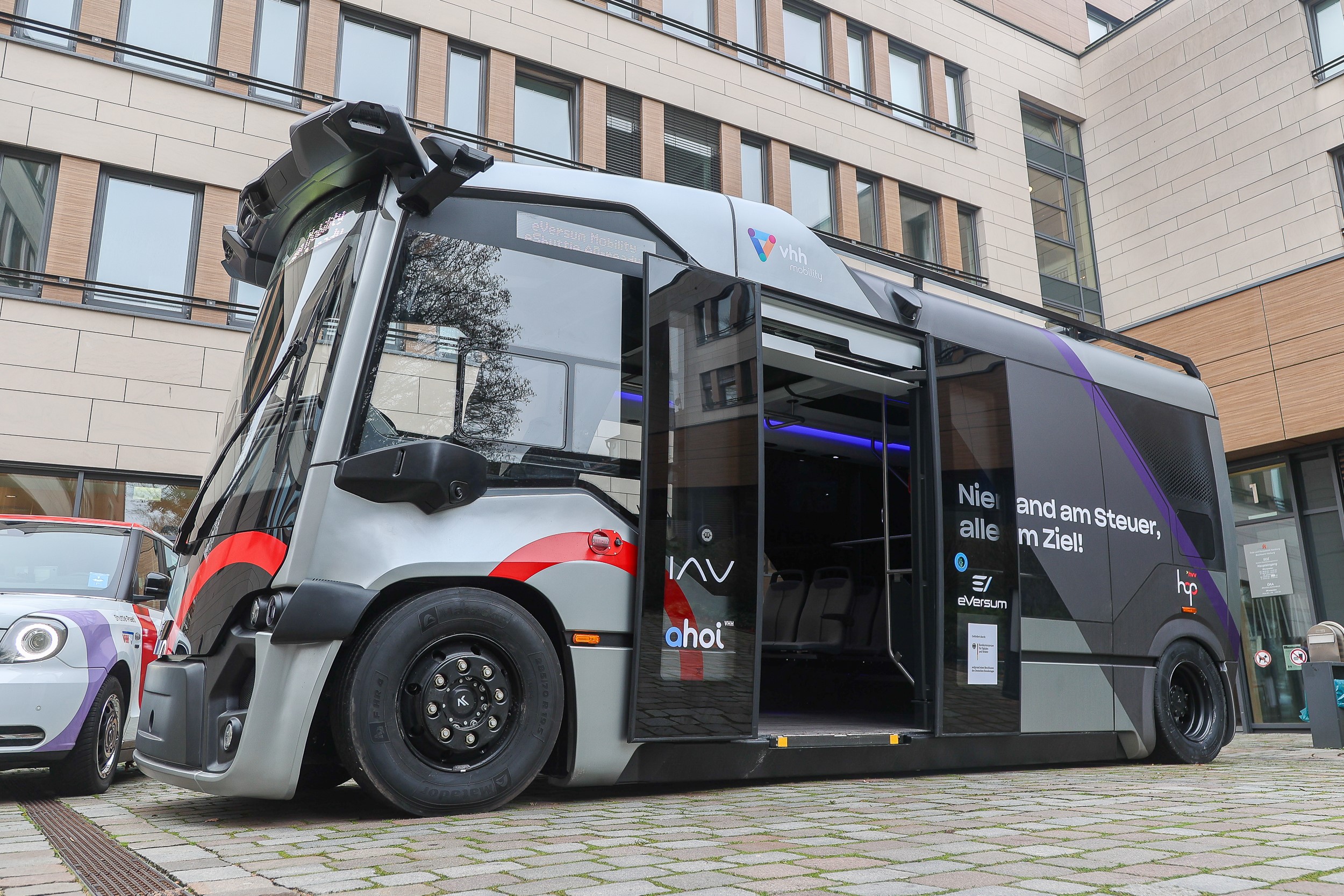 Der autonome Bus „ahoi“ wird von den Verkehrsbetrieben Hamburg-Holstein (VHH) auf die Straße gebracht.