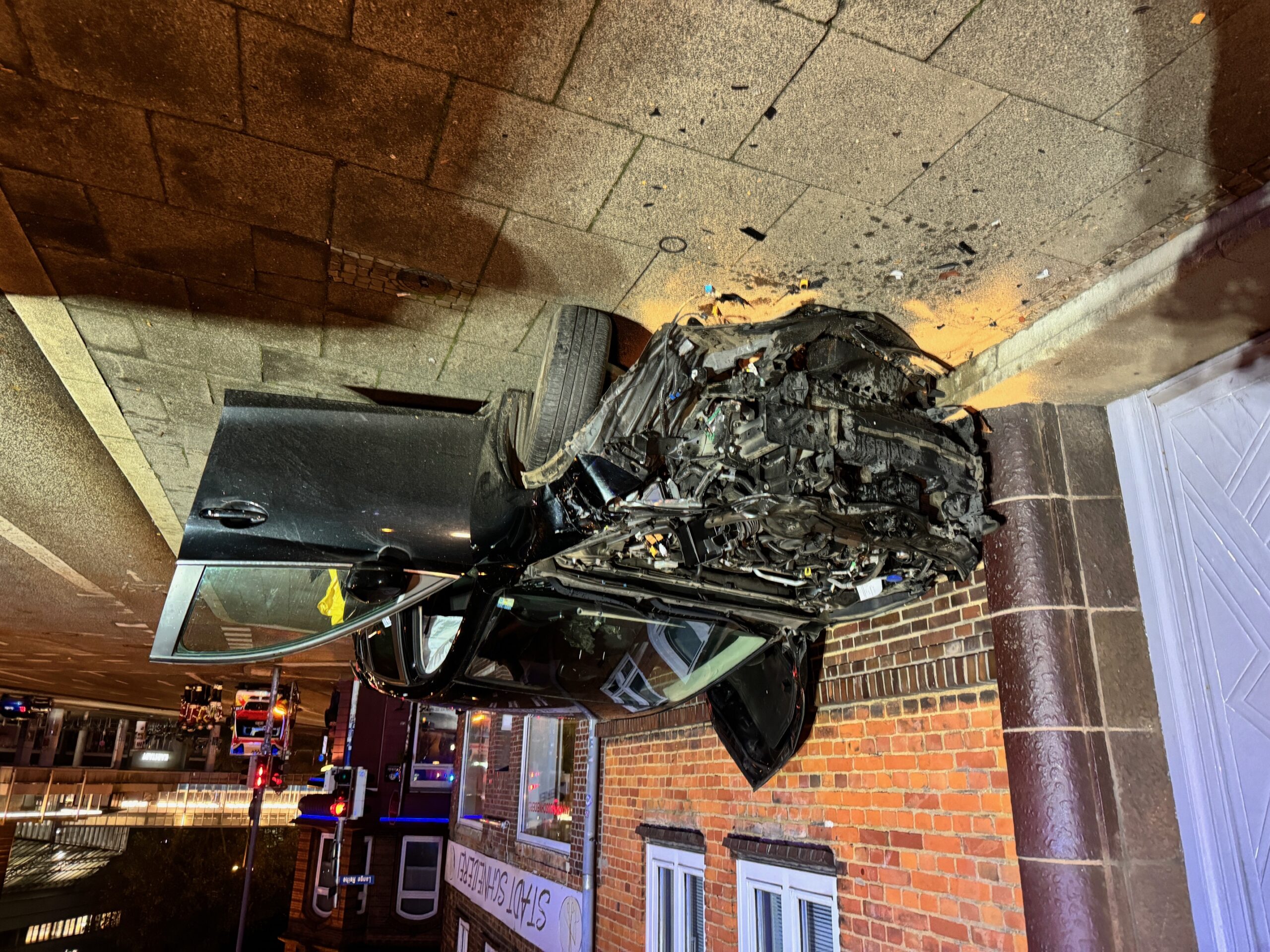 Der Pkw wurde bei dem Unfall in der Kieler Innenstadt schwer beschädigt.