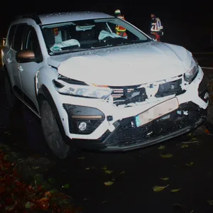 Ein weißes Auto mit Schäden an der Vorderseite und ausgelösten Airbags