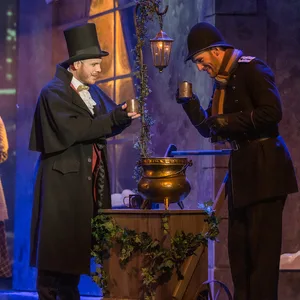 Das Ensemble von „Eine Weihnachtsgeschichte“ stehen auf der Bühne vor einer winterlichen Kulisse.