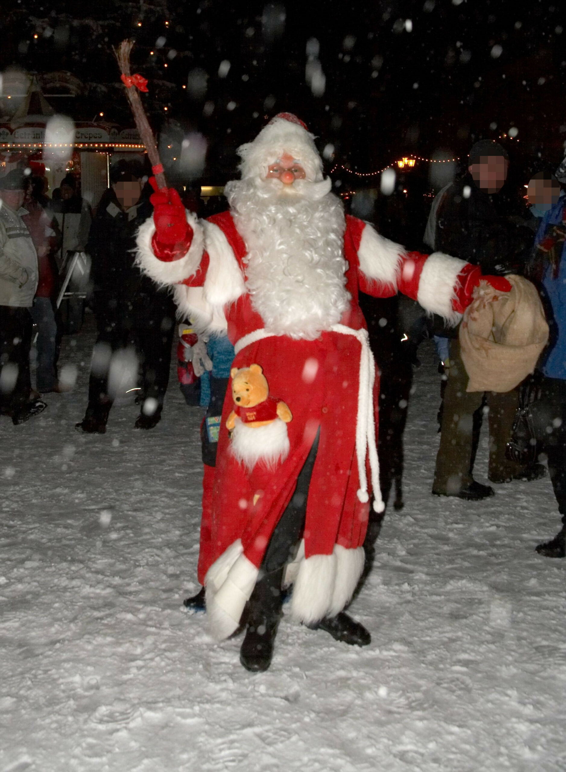 Auf einem Weihnachtsmarkt droht ein als Weihnachtsmann verkleideter Mann mit einer Rute (Symbolbild).