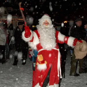 Auf einem Weihnachtsmarkt droht ein als Weihnachtsmann verkleideter Mann mit einer Rute (Symbolbild).