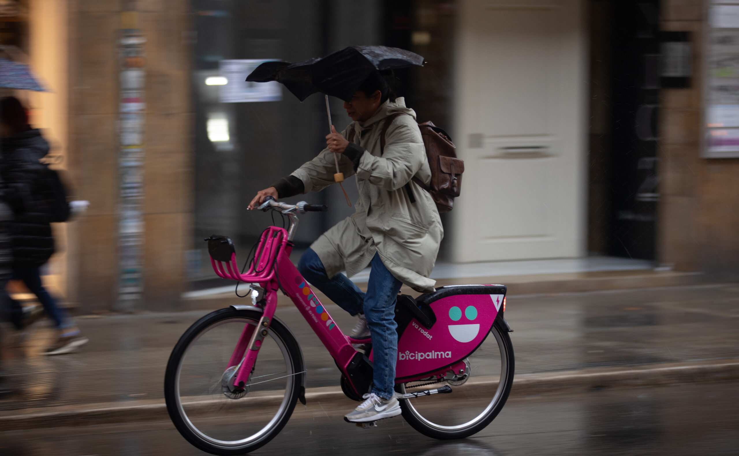 Radfahrerin mit Schirm