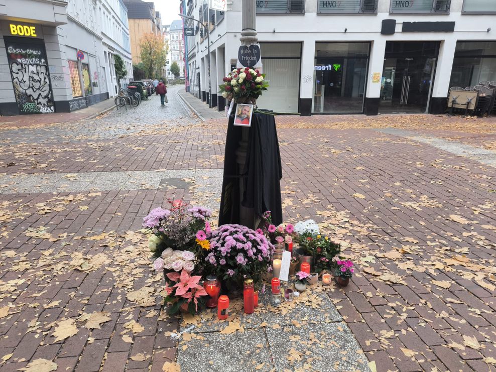 Bewohner des Stadtteils haben dem Mann ein Denkmal an seinem Stammplatz errichtet.