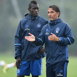 Bakery Jatta neben HSV-Trainer Bruno Labbadia