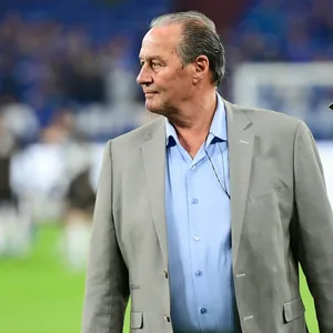 Huub Stevens schaut nach rechts.