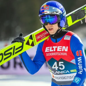 Vinzenz Geiger schultern seine Sprung-Ski.