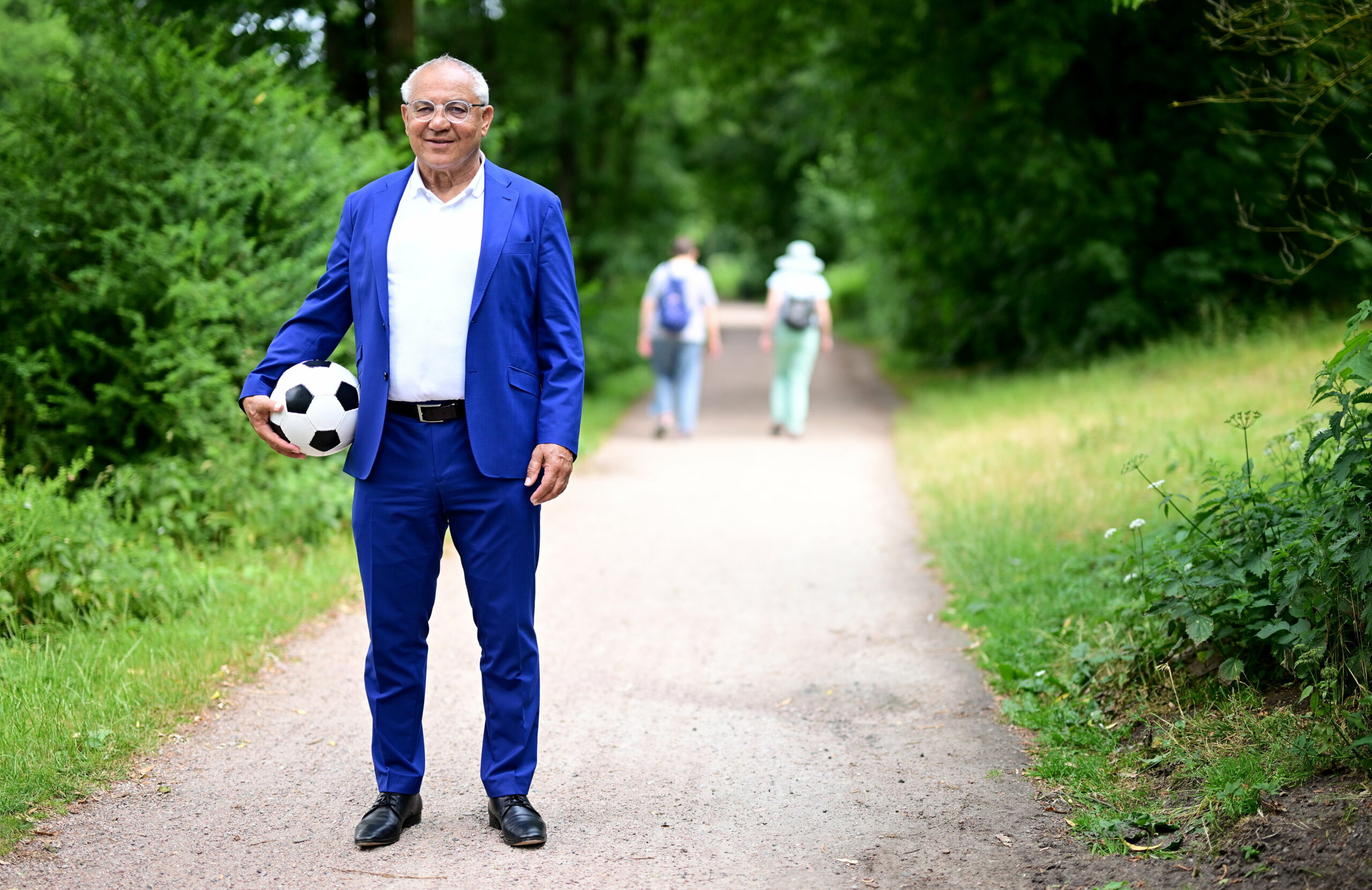 Felix Magath mit einem Fußball im Wald