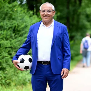 Felix Magath mit einem Fußball im Wald