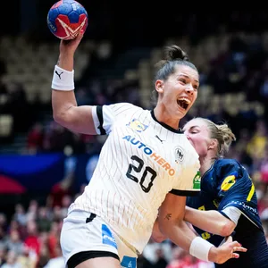 Emily Bölk wirft aufs Tor und schreit dabei