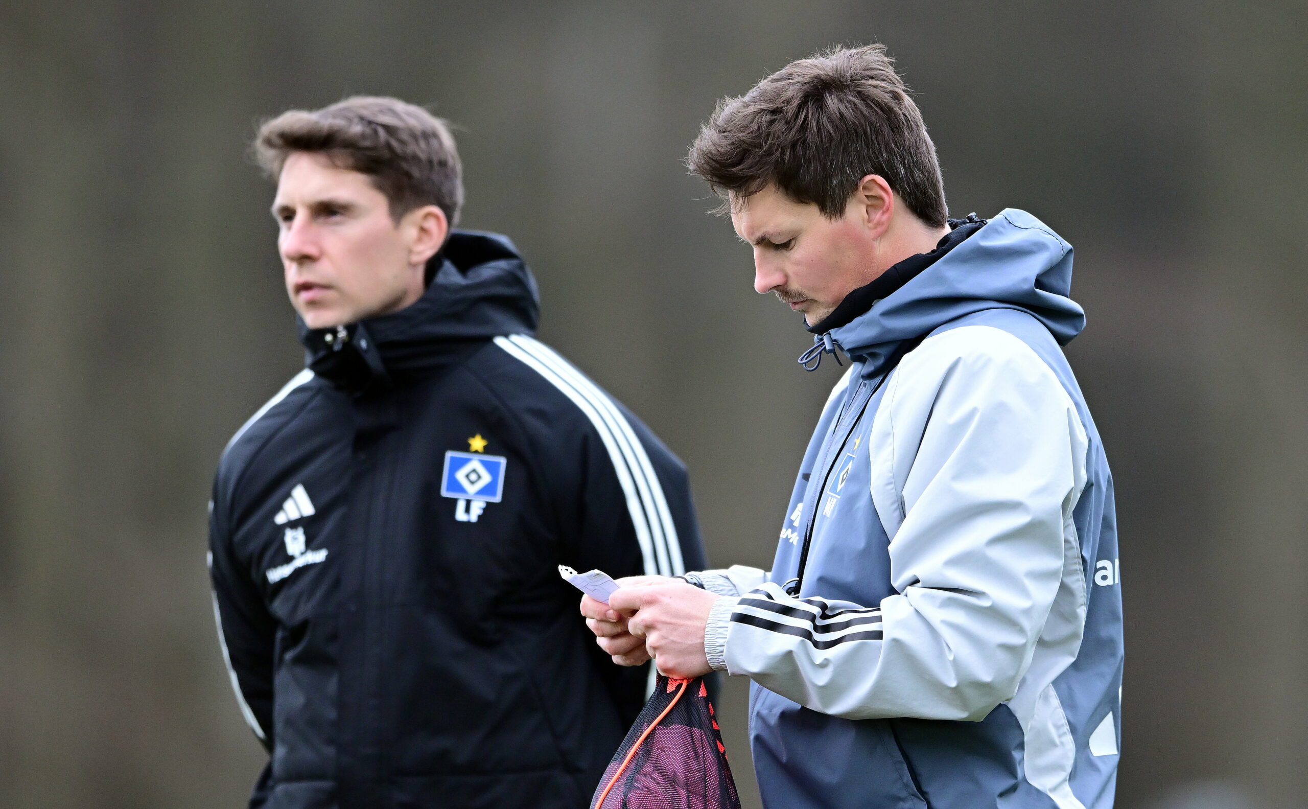 Loic Favé und Merlin Polzin stehen auf dem Trainingsplatz.