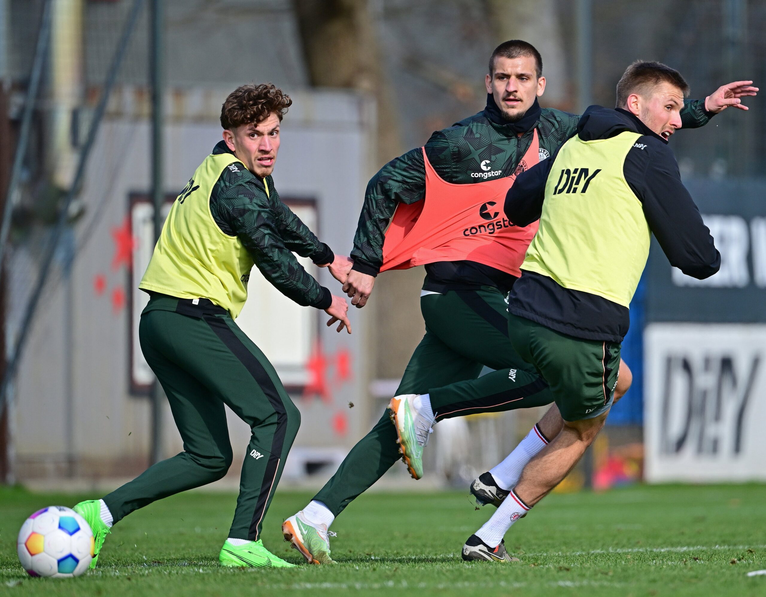 Philipp Treu, Adam Dzwigala und Karol Mets beim Training