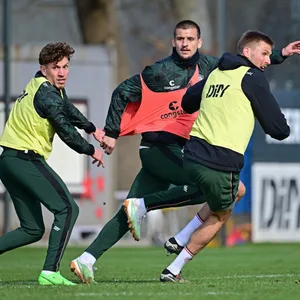 Philipp Treu, Adam Dzwigala und Karol Mets beim Training