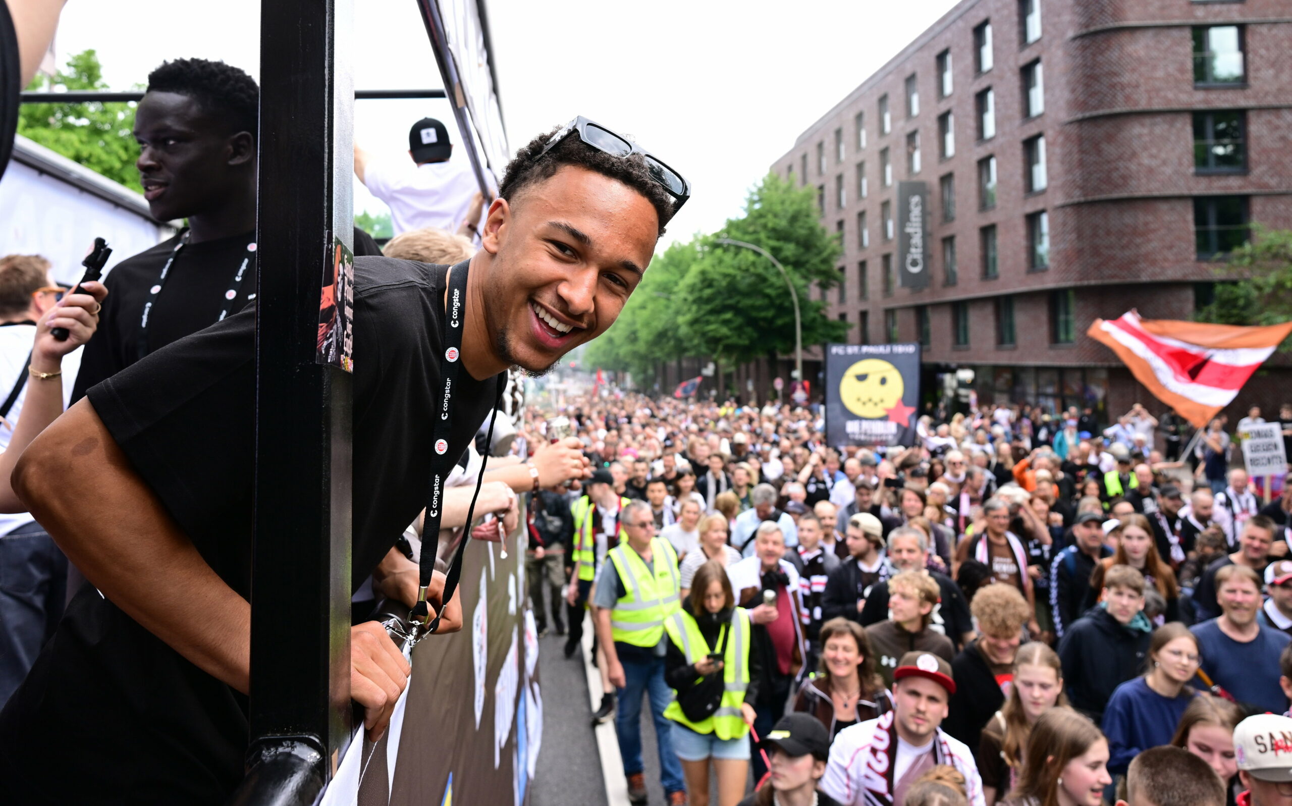 Eric da Silva Moreira bei der Aufstiegsfeier des FC St. Pauli. Er schaut aus dem Wagen heraus.