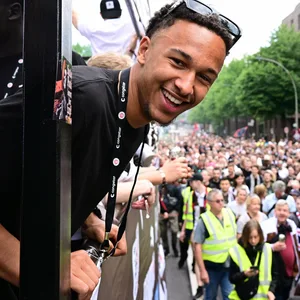 Eric da Silva Moreira bei der Aufstiegsfeier des FC St. Pauli. Er schaut aus dem Wagen heraus.