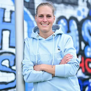 Inga Schuldt lehnt sich an eine HSV-Wand