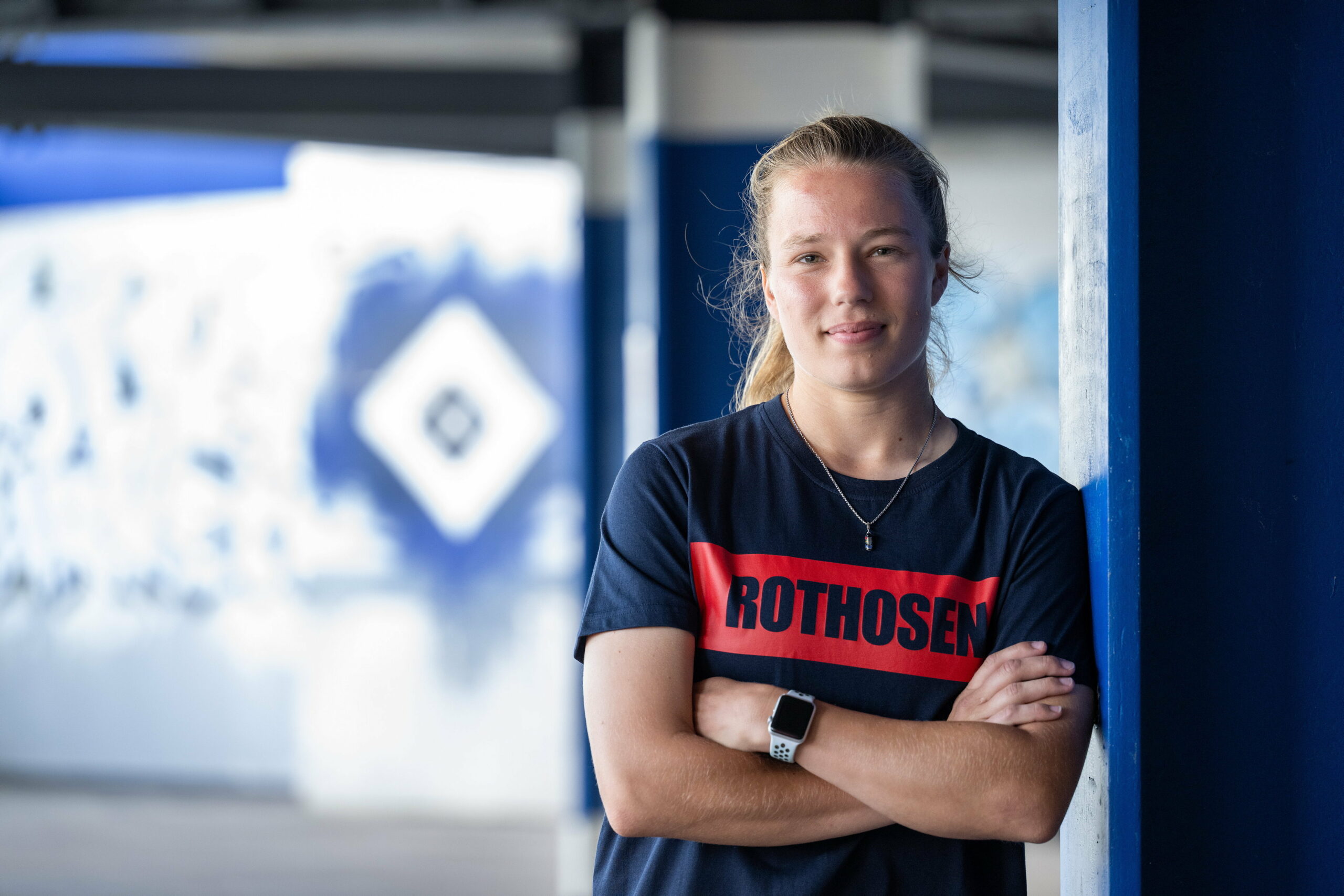 Christin Meyer lehnt an eine HSV-Wand