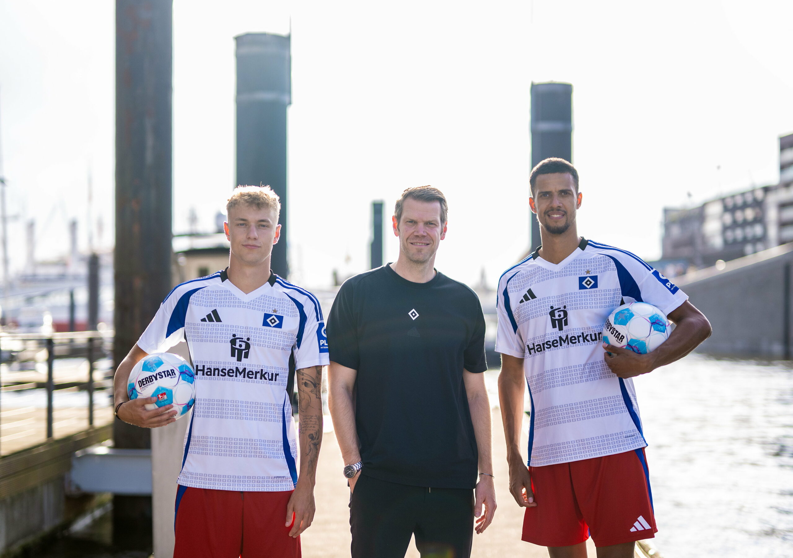 Adam Karabec, Eric Huwer und Robert Glatzel lächeln am Elbufer in die Kamera