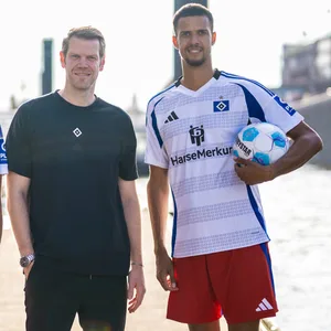 Adam Karabec, Eric Huwer und Robert Glatzel lächeln am Elbufer in die Kamera