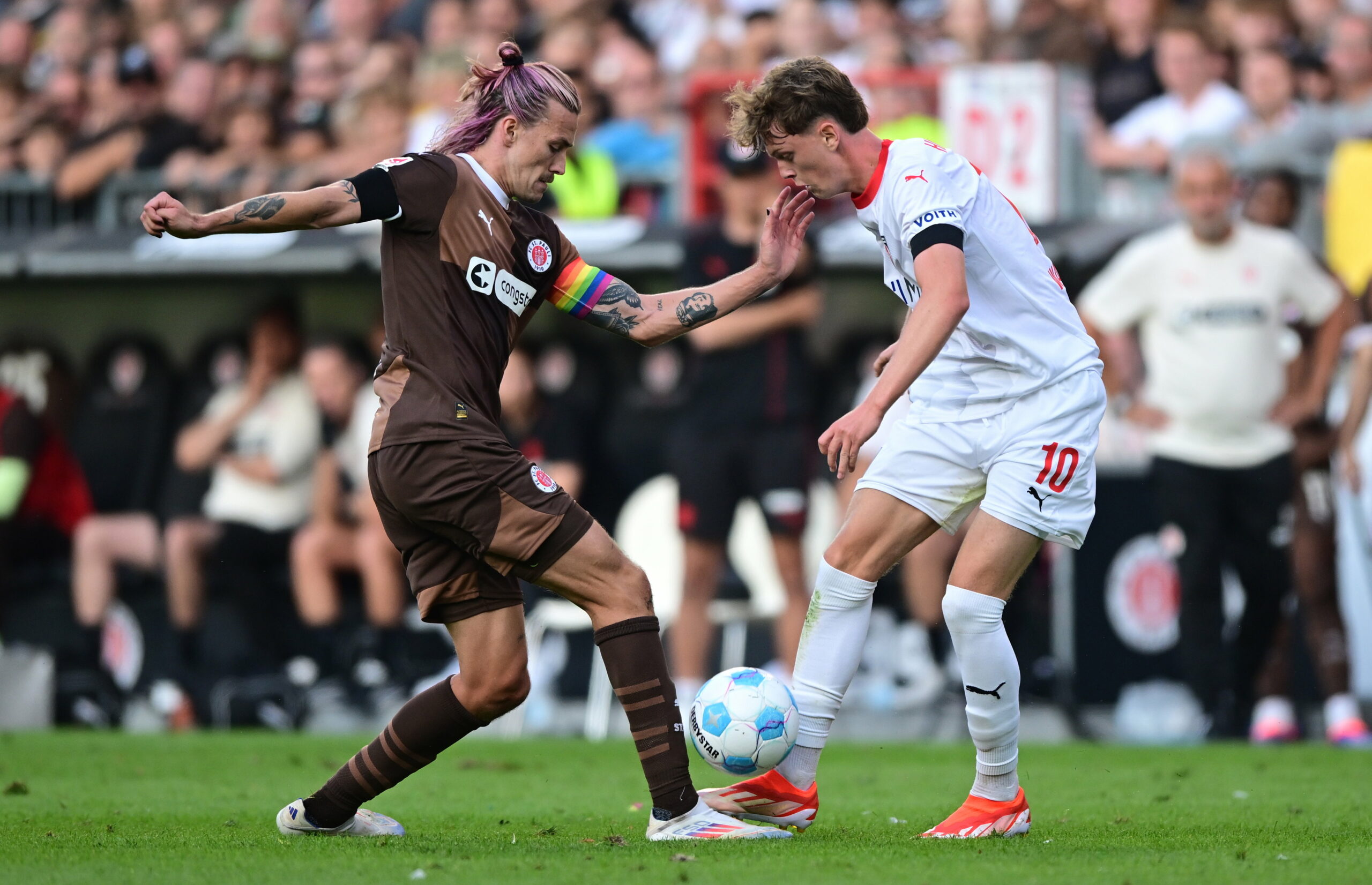 Paul Wanner (hier gegen St. Paulis Jackson Irvine) spielt in dieser Bundesliga-Saison groß auf.