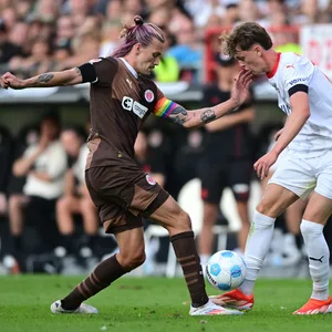 Paul Wanner (hier gegen St. Paulis Jackson Irvine) spielt in dieser Bundesliga-Saison groß auf.