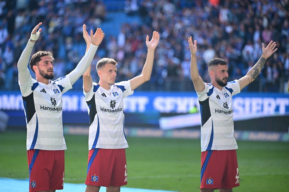 Ludovit Reis, Emir Sahiti und Marco Richter klatschen vor der Nordtribüne über ihren Köpfen in die Hände