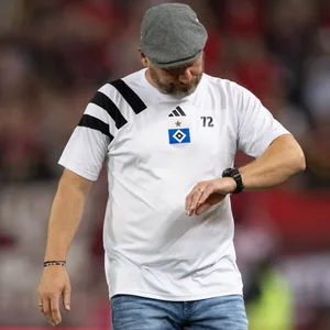HSV-Trainer Steffen Baumgart schaut auf seine Uhr.