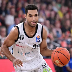 Kenneth Ogbe führt den Ball