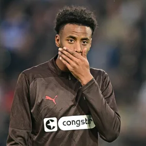 Morgan Guilavogui hält sich die Hand vor den Mund