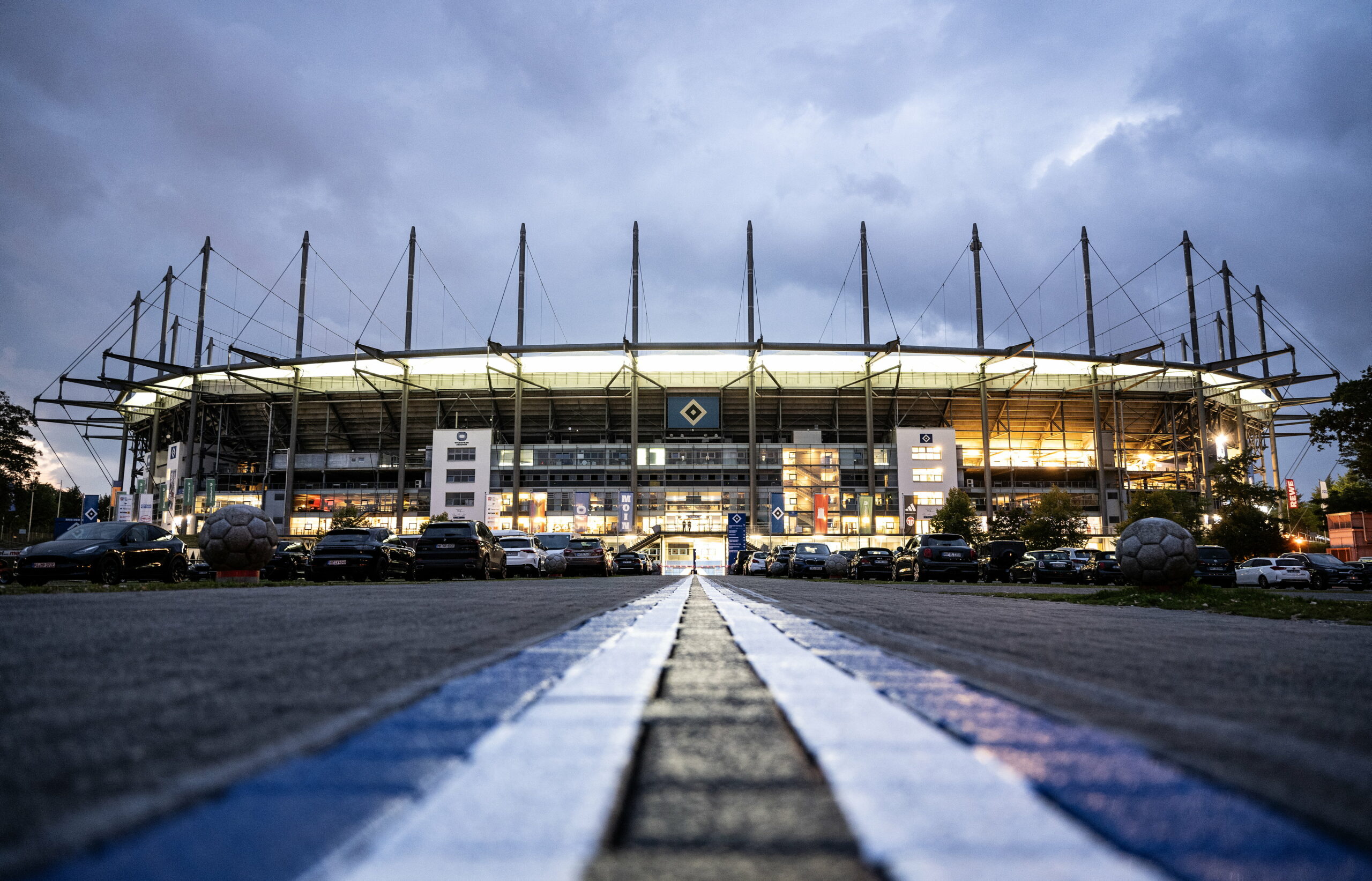 Ein neuer Trainer wird gesucht: Wer wird demnächst täglich die Auffahrt zum Volksparkstadion nehmen?