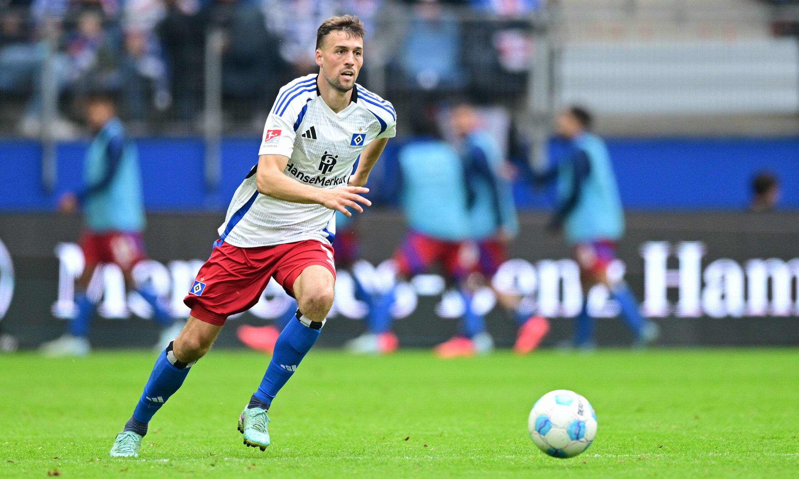 Jonas Meffert läuft dem Ball hinterher.