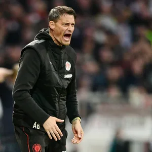 Alexander Blessin brüllt an der Seitenlinie