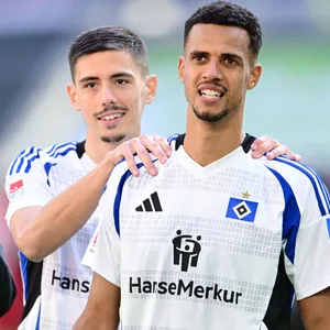 Dennis Hadzikadunic klopft Robert Glatzel auf die Schulter, Davie Selke applaudiert den Fans.