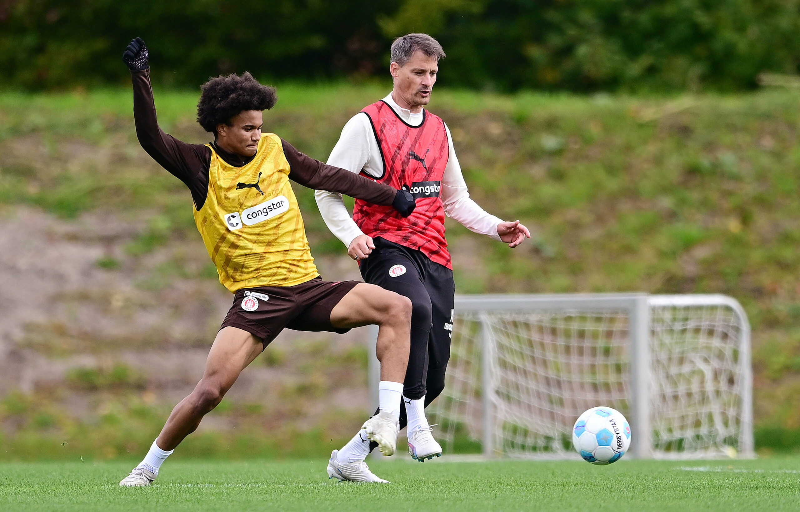 Julien Yanda im Zweikampf mit St. Pauli-Trainer Alexander Blessin