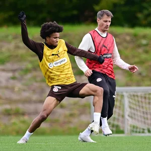 Julien Yanda im Zweikampf mit St. Pauli-Trainer Alexander Blessin