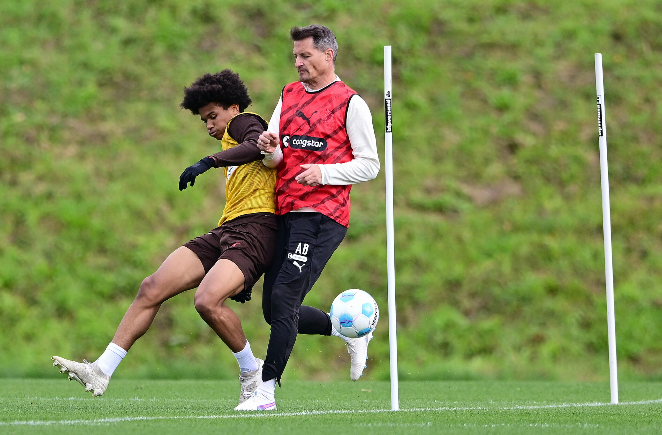 Julien Yanda wirkte schon in der letzten Länderspielpause bei den Profis mit, führte auch Zweikämpfe gegen Trainer Alexander Blessin.