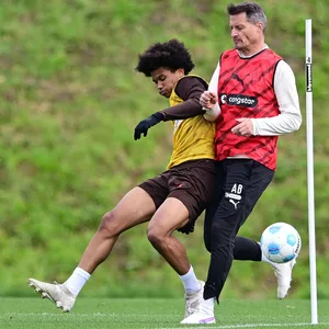 Julien Yanda wirkte schon in der letzten Länderspielpause bei den Profis mit, führte auch Zweikämpfe gegen Trainer Alexander Blessin.